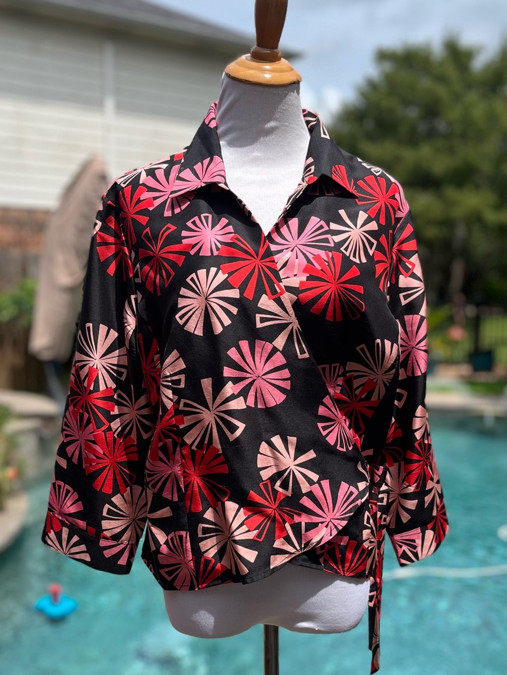 Outfit JPR Silk Crossover V-neck Wrap Tie Geometric Pinwheel Top
